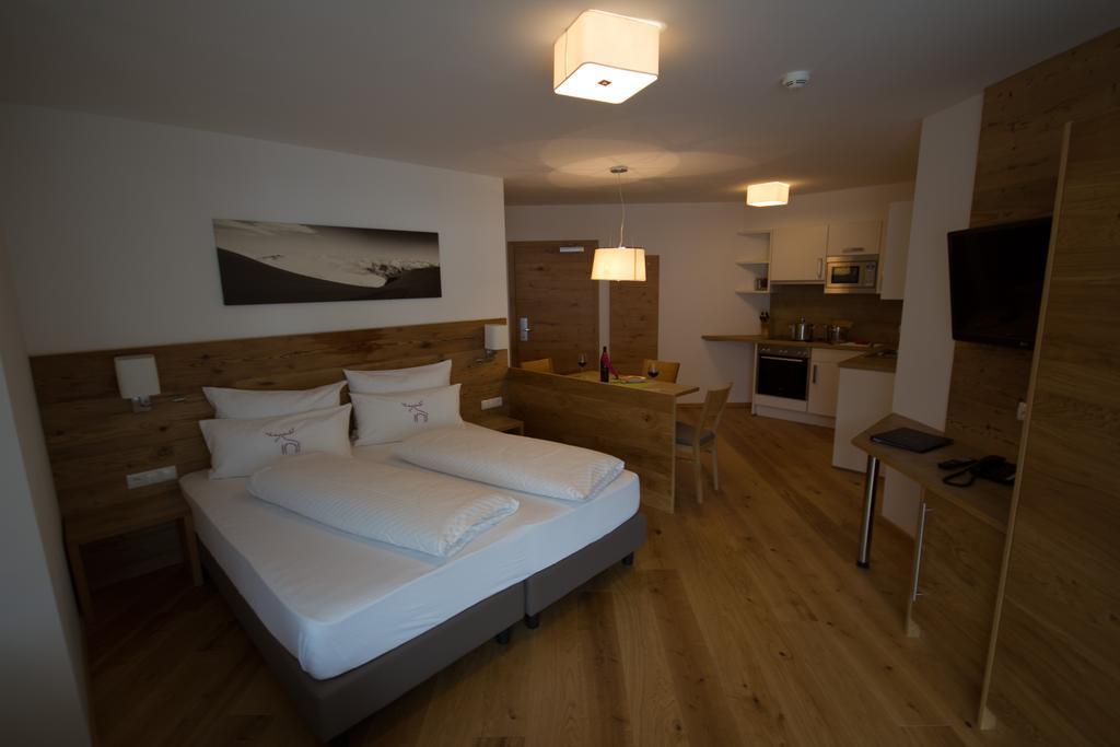 Berglife Appartements Serfaus Habitación foto