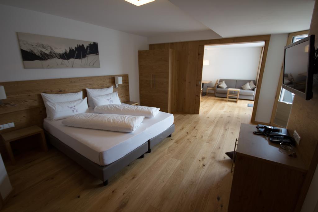 Berglife Appartements Serfaus Habitación foto